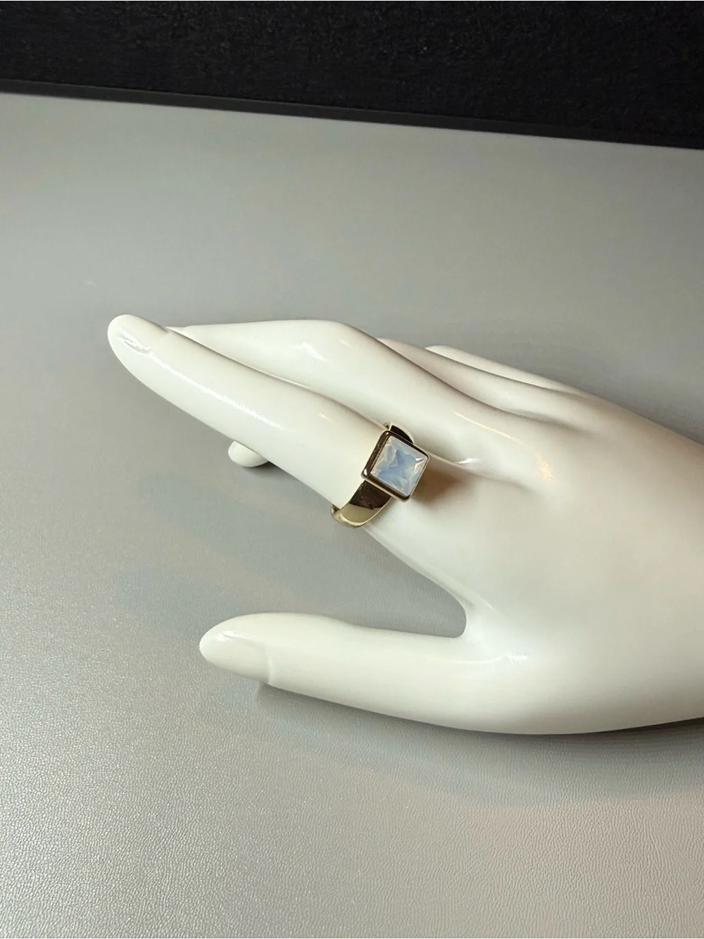 Gold Tone Square Crystal Ring – Size 8 🗽🖤